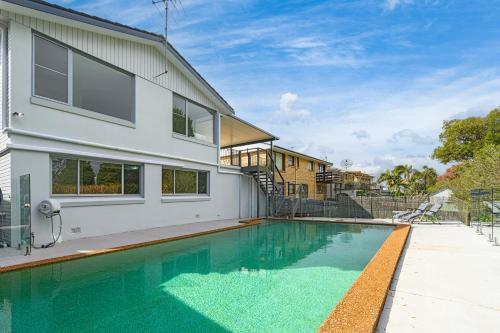 Collaroy 3Br Beach Home with Large Pool First Floor