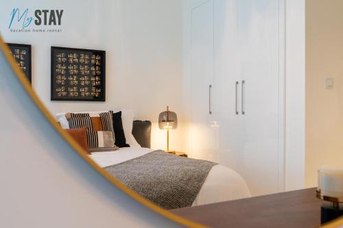 Stylish 2BR with Assistant Room - image 13