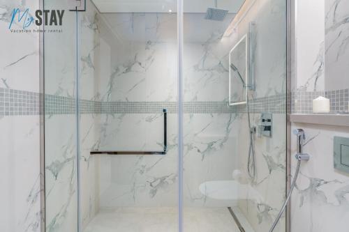 Stylish 2BR with Assistant Room - image 7