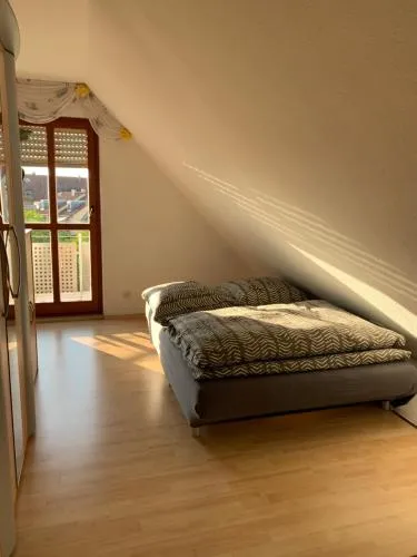 Kleines Dachzimmer mit Balkon in Feucht, Deutschland