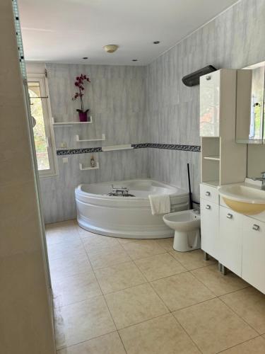 Bathroom, Villa piscine confort, barbecue in Saint-Just