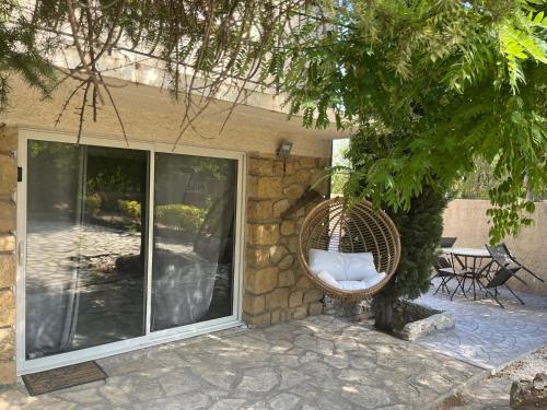 Charmant logement avec un extérieur et un jacuzzi (Charmant logement avec un exterieur et un jacuzzi) in Lancon-Provence