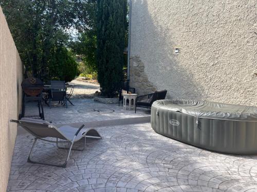 Charmant logement avec un extérieur et un jacuzzi (Charmant logement avec un exterieur et un jacuzzi) in Lancon-Provence