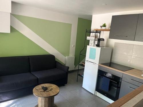 Charmant logement avec un extérieur et un jacuzzi (Charmant logement avec un exterieur et un jacuzzi) in Lancon-Provence