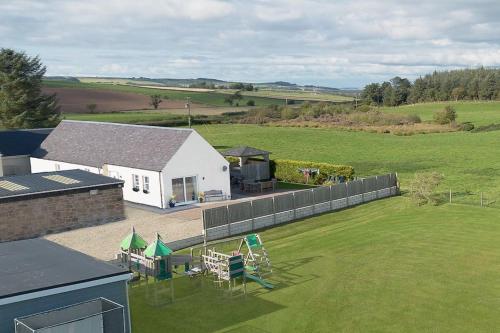 Bungalow with Hot Tub, BBQ Hut, Golf Net , Large Garden & Play Area gîte à louer Maybole Railway Station