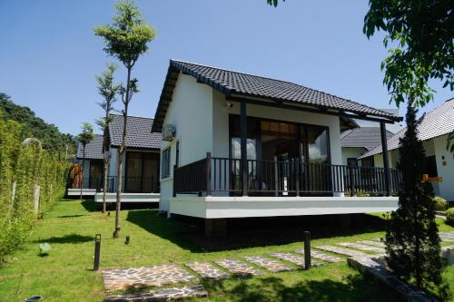 Bungalow with Garden View image 3