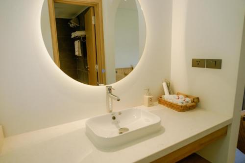 Deluxe Double Room with Balcony image 5