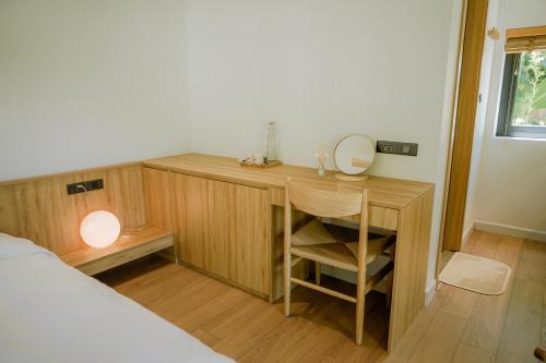 Deluxe Double Room with Balcony image 4