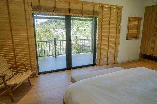 Deluxe Double Room with Balcony image 10
