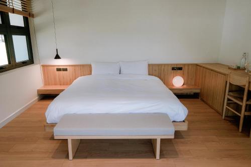Deluxe Double Room with Balcony image 6