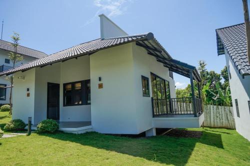 Deluxe Double Room with Balcony image 2