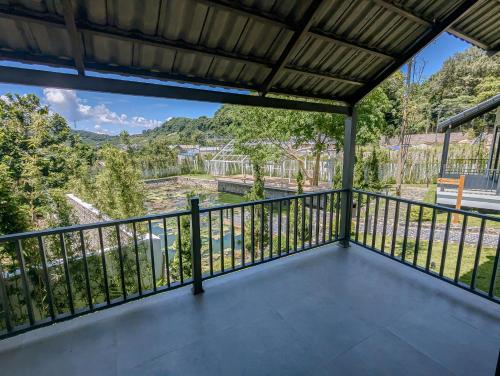 Deluxe Double Room with Balcony image 1