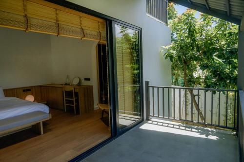 Deluxe Double Room with Balcony image 9