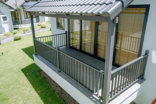 Deluxe Double Room with Balcony image 7