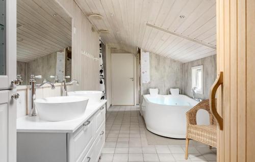 Bathroom, Holiday Home Regnspoven Rømø Ix in Romo Kirkeby