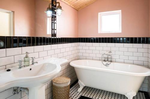 Casa Caprice - a 3 bed home steps from the beach - Tap to explore photos