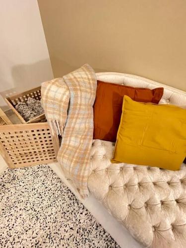 Contemporary 1BR condo with pool at Creek Harbour - image 10