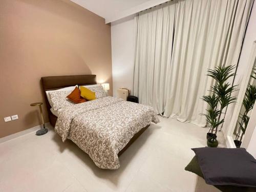 Contemporary 1BR condo with pool at Creek Harbour