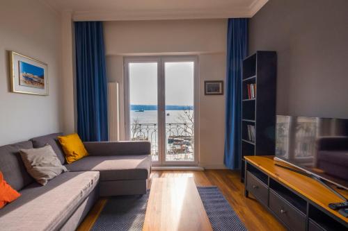 Trendy Waterfront Apt with a Striking View, Istanbul