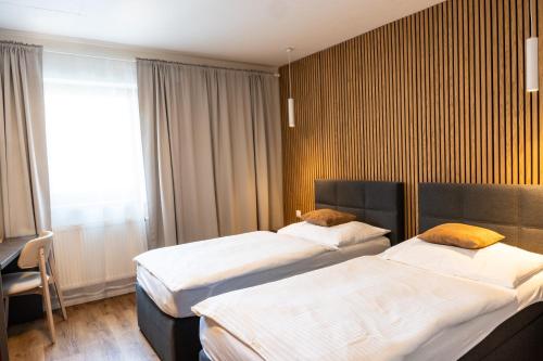 2 twin beds
