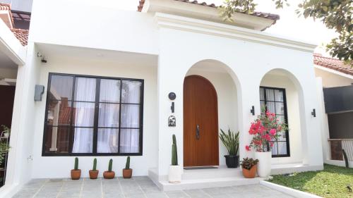 Exterior view, Casa de Jingga - KBP with Aesthetic Pool, Fun for Family & Friends, Near Whoosh High Speed Train in Padalarang