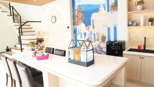 Kitchen, Casa de Jingga - KBP with Aesthetic Pool, Fun for Family & Friends, Near Whoosh High Speed Train in Padalarang