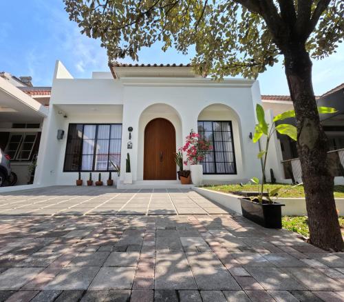 Exterior view, Casa de Jingga - KBP with Aesthetic Pool, Fun for Family & Friends, Near Whoosh High Speed Train in Padalarang