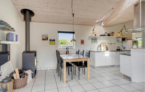 Konyha, Four-Bedroom Holiday Home In Tarm in Hemmet