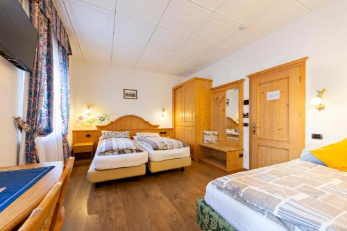 1 queen bed, 1 twin bed