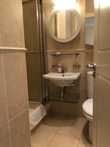 Private Room in Apartment beside Druids Glen Hotel in Woodstock Demesne