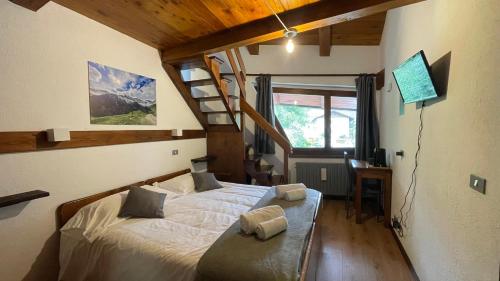 4 twin beds