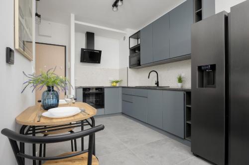 кухня, Jasny Apartament z Ogrodem i Parkingiem na Przedmieściach Warszawy by Noclegi Renters (Jasny Apartament z Ogrodem i Parkingiem na Przedmiesciach Warszawy by Noclegi Renters) in Лешноволя
