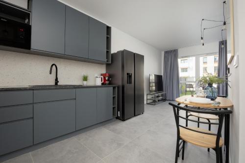 кухня, Jasny Apartament z Ogrodem i Parkingiem na Przedmieściach Warszawy by Noclegi Renters (Jasny Apartament z Ogrodem i Parkingiem na Przedmiesciach Warszawy by Noclegi Renters) in Лешноволя