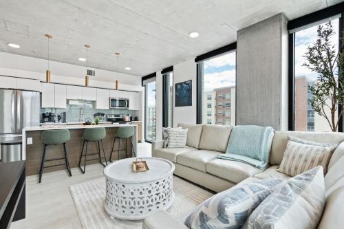 2bd 2ba Best style and location Pool spa gym pkg! 2bd 2ba Best style and location Pool spa gym pkg!