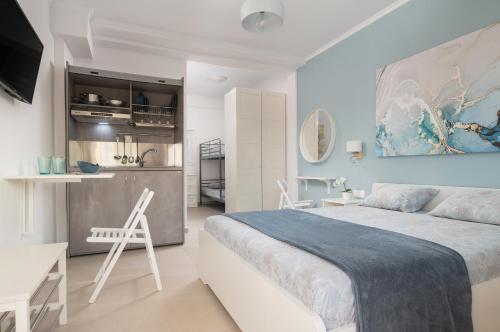 1 queen bed, 2 twin beds