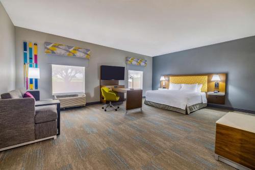 Hampton Inn & Suites Brenham - image 13