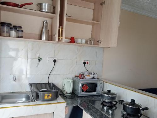 Cocina, Cozy 1BR Apartment along Eldoret-Kisumu road close to Eldoret Polytechnic and Elgon View Hospital in Eldoret