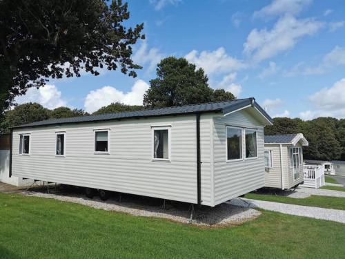 Lucky Shamrock Caravan - Modern Newquay Hideaway near Beautiful Crantock Beach