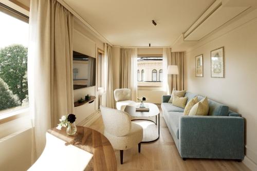 Suite, park view