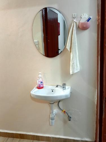Baño, Cozy 1BR Apartment along Eldoret-Kisumu road close to Eldoret Polytechnic and Elgon View Hospital in Eldoret