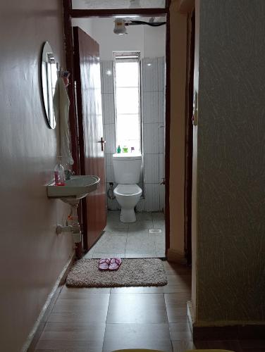 Baño, Cozy 1BR Apartment along Eldoret-Kisumu road close to Eldoret Polytechnic and Elgon View Hospital in Eldoret
