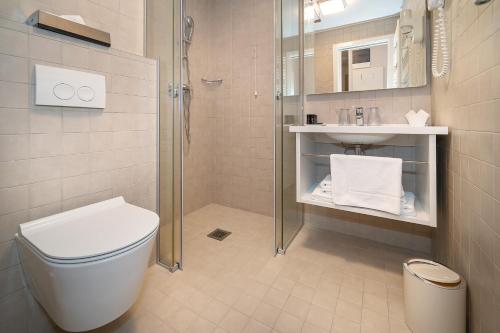 Two Connecting Double Rooms with Sea View image 6