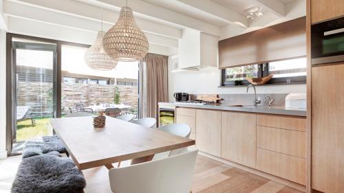 Kitchen, Dutchen Duynvoet Suites in Schoorl met Bregtdorp