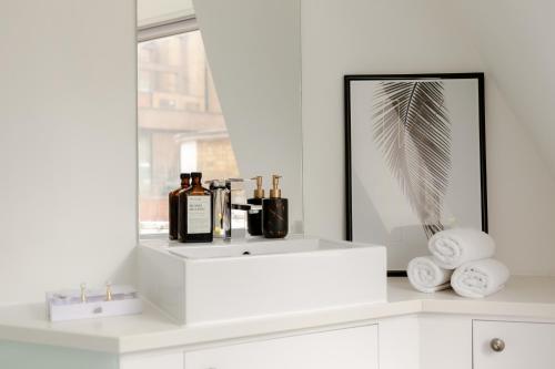 PHENOMENAL 5bedroom DESIGN HOUSE FOR NOMADS XXL GROUPS - image 4