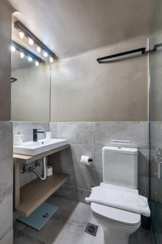Elvis 2-Bedroom Apartment in Athens - image 3