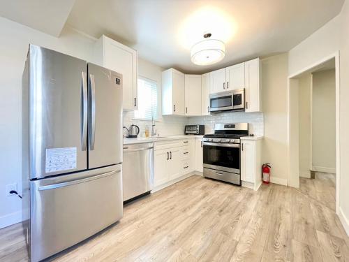 Spacious 5BD Retreat in Van in Vancouver, Canada