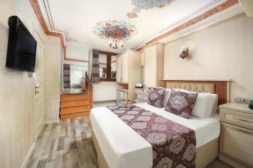 Family Room image 10