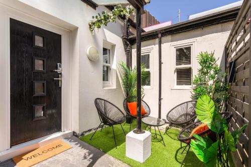 Cozy Kingfisher - 2-Bed Bungalow in Brighton near the Beach With Free WiFi & Terrace by Kozmo Properties gîte à louer St Christopher's Brighton