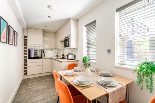 Kingfisher Hideaway - 2-Bed Bungalow in Brighton near the Beach With Free WiFi & Terrace by Kozmo Properties gîte à louer Churchill Square