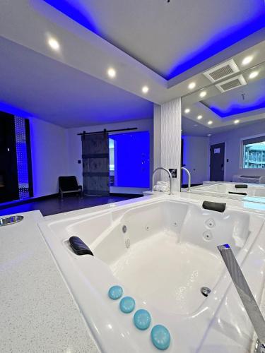 Kümblustünn, Imperial Suites in Jackson (MS)
